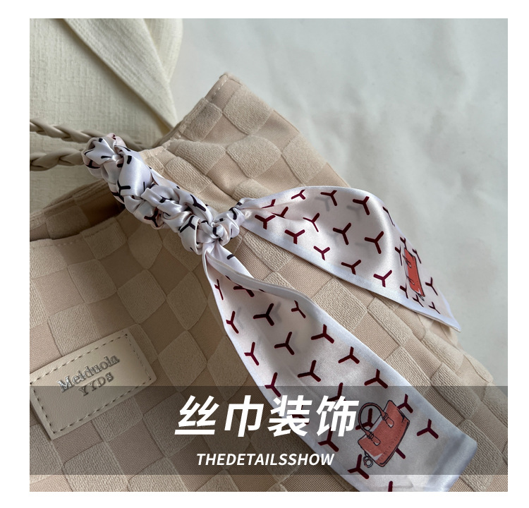 Large-capacity commuter tote bag 2023 new summer fashion large bag, women's checkered high-end and stylish single-shoulder bag Application Scenario