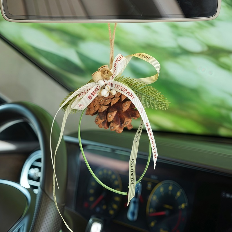 「グリーンパイン」カーペンダントは、ニッチで特別でクリエイティブな植物の松ぼっくりのクリスマスデコレーションとして女の子へのギフトとして贈られます。|undefined
