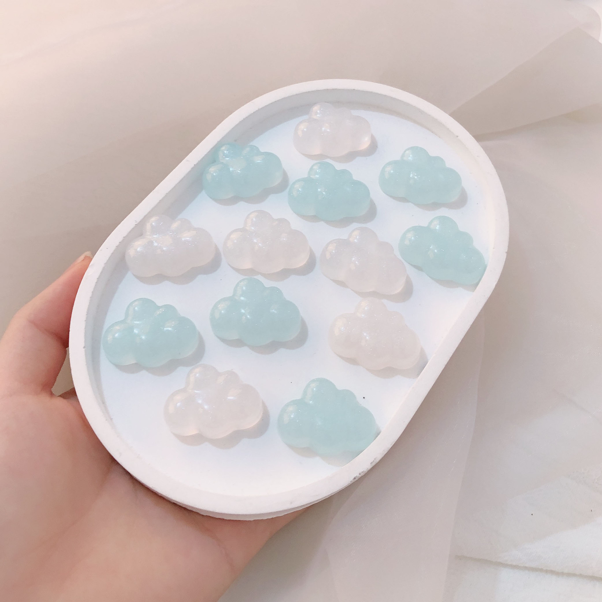 Accesorios de resina bricolaje sirena Ji nube Nube Blanca Crema pegamento teléfono móvil Shell decoración belleza caja de almacenamiento material de parche