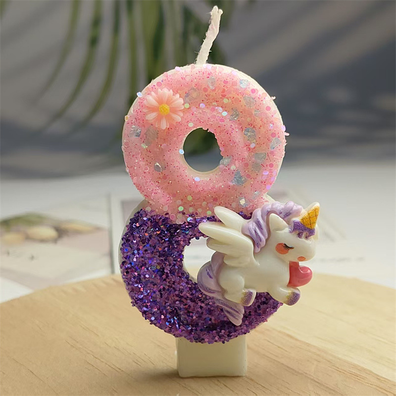 クリエイティブなデザインのかわいい漫画のユニコーンの誕生日キャンドルケーキの雰囲気の誕生日の装飾キャンドルの色が鮮やかです|undefined