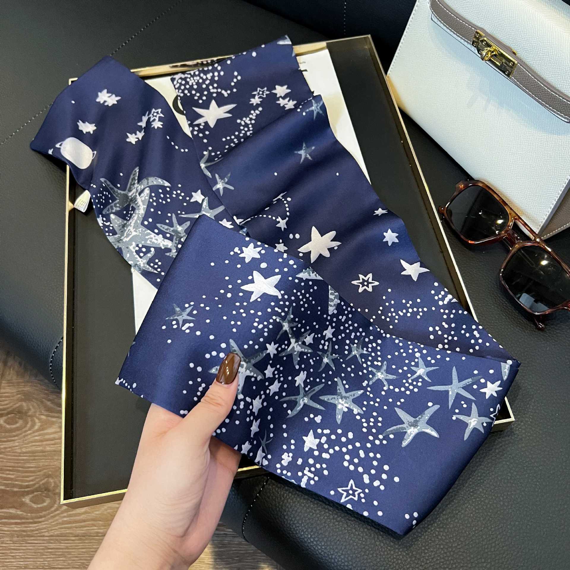 Nueva bufanda de seda pequeña banda larga estrecha para el cabello mujer estilo primavera y otoño moda madre bufanda estilo verano estilo fino serpentina bufanda al por mayor