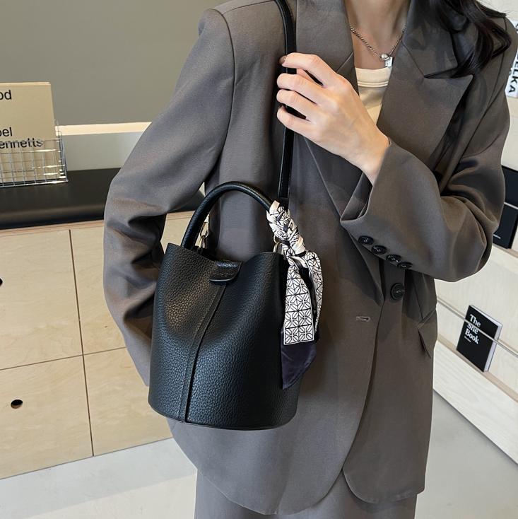 Simple y universal nicho bolso de cubo para mujeres 2025 nuevo bolso de hombro de moda casual súper caliente bolso de hombro portátil