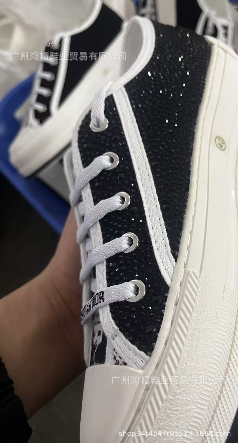 2024 Estación europea Primavera Nuevo estilo Bordado Alfabeto D Hogar Mujer Trendy ins Todo fósforo nicho Otoño Zapatos de lona plana Fondo plano