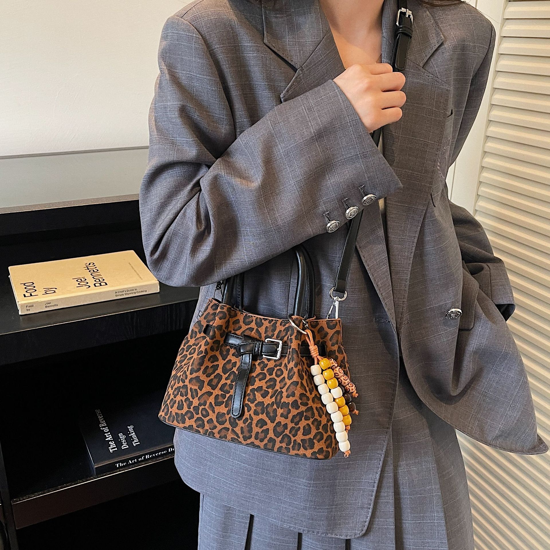 Otoño y invierno retro leopardo bolso de cubo 2025 sensación de alta calidad de mujer de cuero de seda de viaje multicasable bolso de mano casual