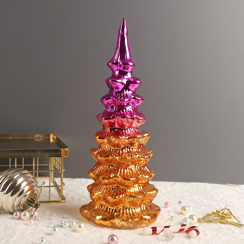 クリスマス装飾品プレゼントテーブルのテーブルの上に飾られたミニガラスのクリスマスツリーの発光シーンの配置品|undefined