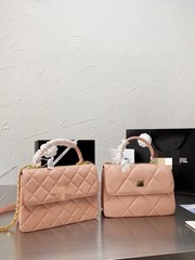 ハンドバッグの脇に小香風菱格チェーンバッグのショルダーバッグの女性バッグの高級感があります。