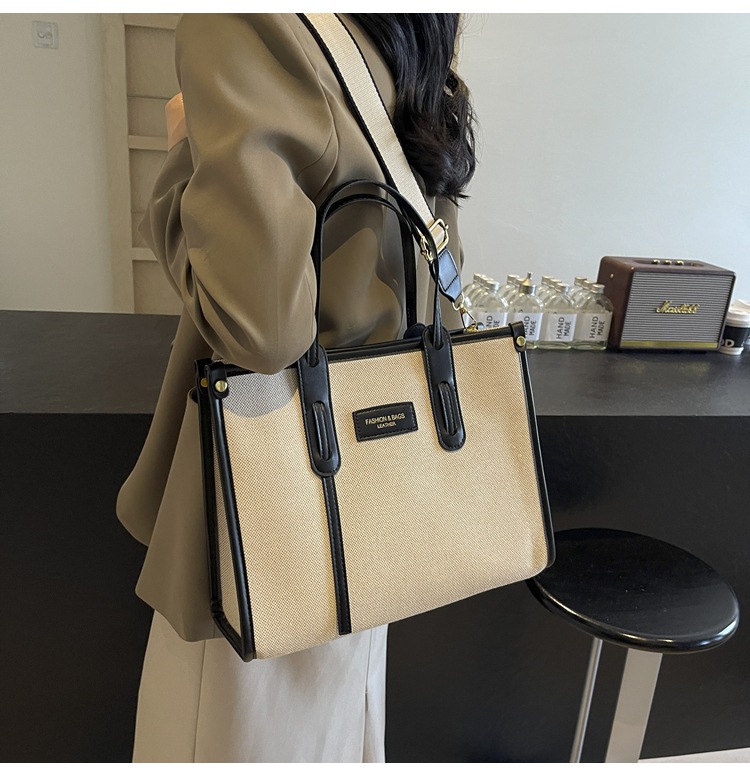 A new 2024 popular and versatile crossbody bag for women's commuting, a stylish tote bag undefined
