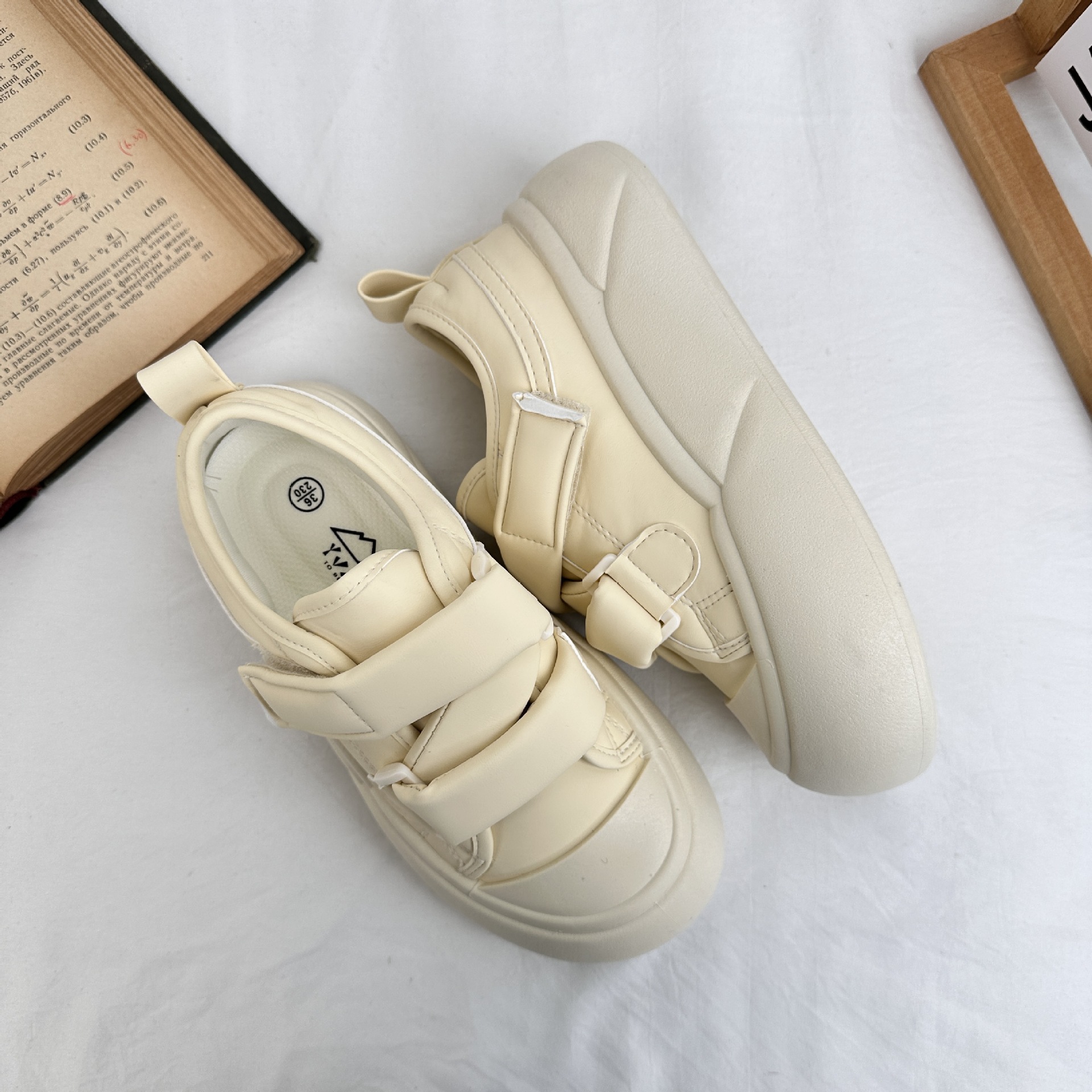 Zapatos de velcro de fondo grueso de fondo bajo para estudiantes de primavera 2025 nuevos zapatos blancos de estilo universal zapatos de mujer de estilo de Hong Kong