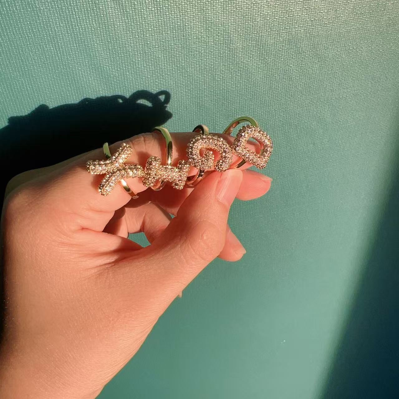 Initialen Ring Aus Vergoldetem Messing Mit Zirkonia Steinen_voghion.com