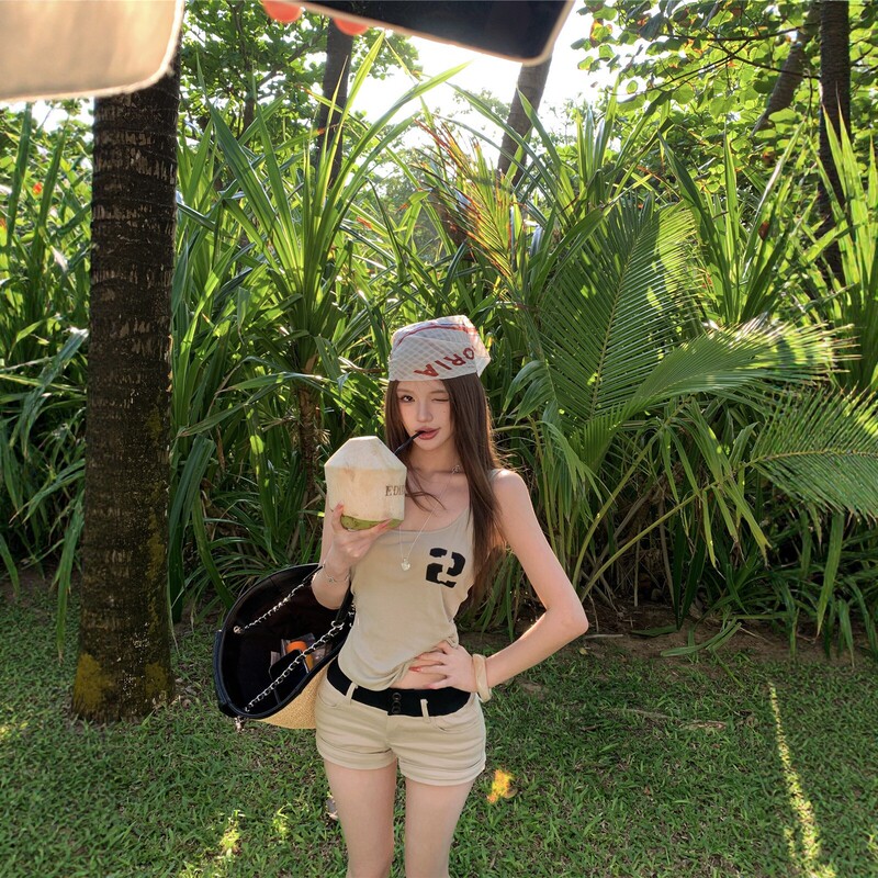 Retro Printed Camisole Top for Women, Summer Hot Girl Fashion Set, Straight-Leg Hip-Hugging Shorts, Slimming Two-Piece Set Retro Printed Camisole Top for Women, Summer Hot Girl Fashion Set, Straight-Leg Hip-Hugging Shorts, Slimming Two-Piece Set