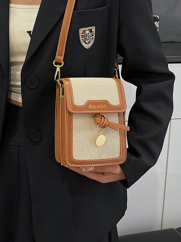 Color de contraste teléfono móvil pequeño bolso cuadrado femenino 2025 nuevo estilo de alta calidad salvaje moda rojo de Internet moda bolso de mensajero de un solo hombro