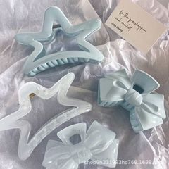 フランスの甘い心のクリームの青い蝶結びの五芒星は少女の髪をつかんで皿をつかんでサメの魚を挟んで後頭部を挟んで髪を飾ります。