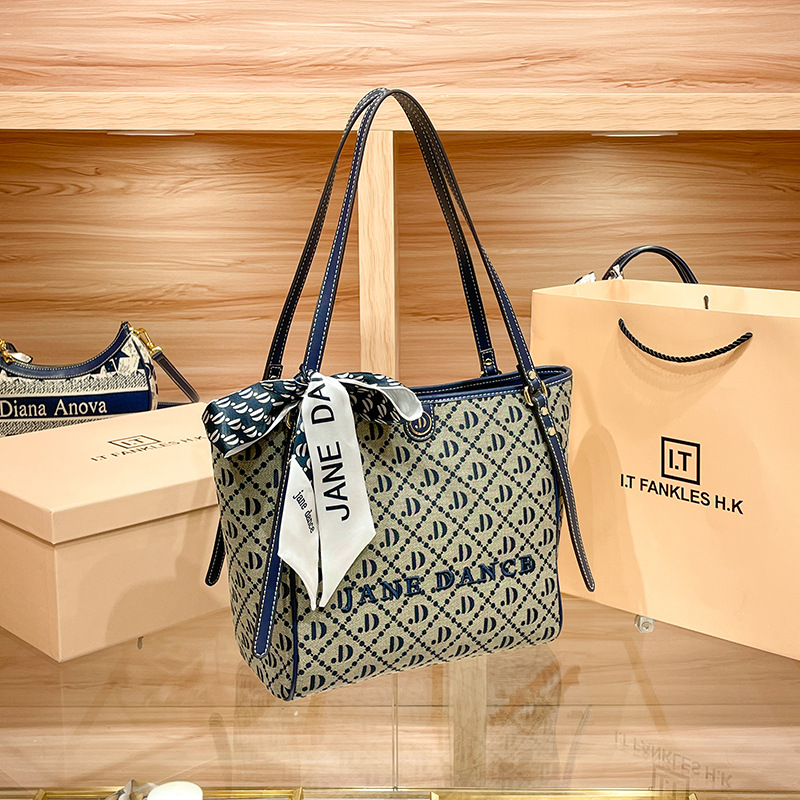 Hong Kong – sac en cuir véritable pour femmes, fourre-tout de banlieue imprimé brodé, asymétrique épaule dénudée, grand sac tendance, nouvelle collection 2024_voghion.com