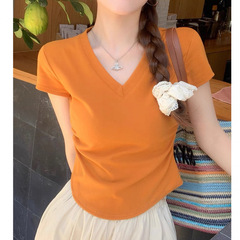 肩のtシャツの女性の半袖の夏の2025年の新型の爆発的な白いvネックの半袖の修身はやせているデザインの上着を現します。