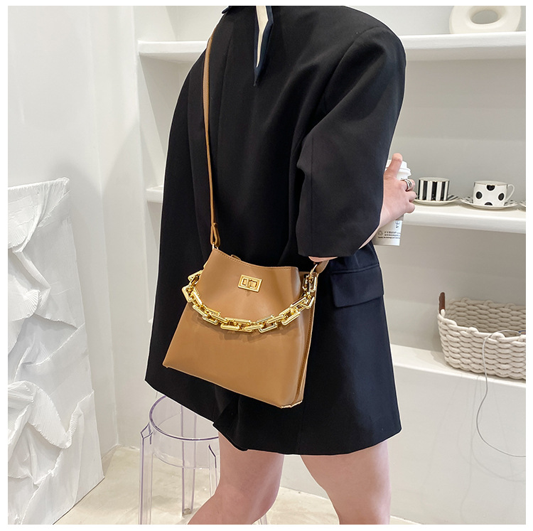 Fashion Solid Color Thick Chain Shoulder Messenger Portable Bag Wholesale display picture 17