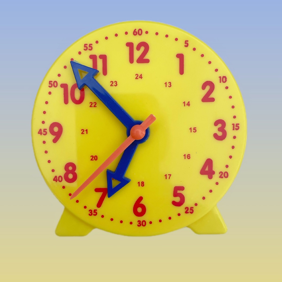 Los estudiantes de primaria de primer y segundo grado enseñan modelos de relojes, relojes de tres agujas, relojes de enlace, herramientas de aprendizaje, comprensión y enseñanza del tiempo.