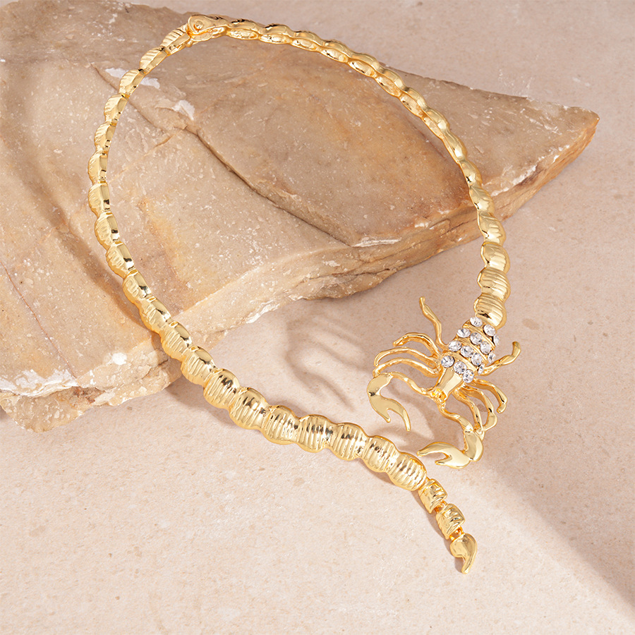 Collar de clavícula de apertura geométrica de escorpión con sentido metálico de diamantes europeos y estadounidenses Personalidad Temperamento de nicho Collar de sentido avanzado Mujer