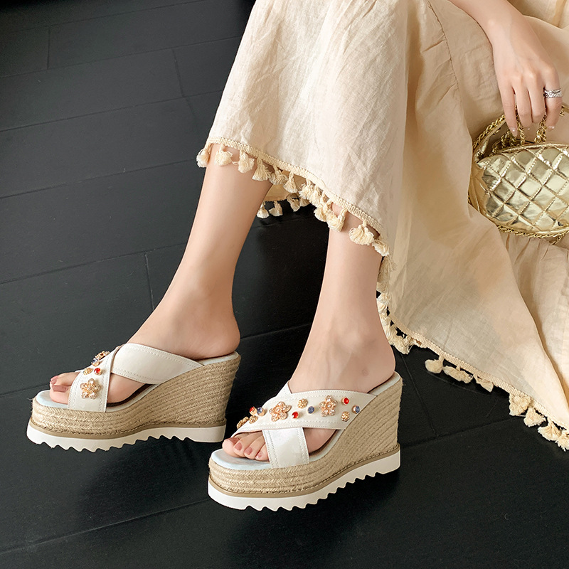 Sandal cao gót nữ hở mũi đế xuồng đan rơm, đính đá, quai ngang da thật — màu trắng ngà, màu kaki