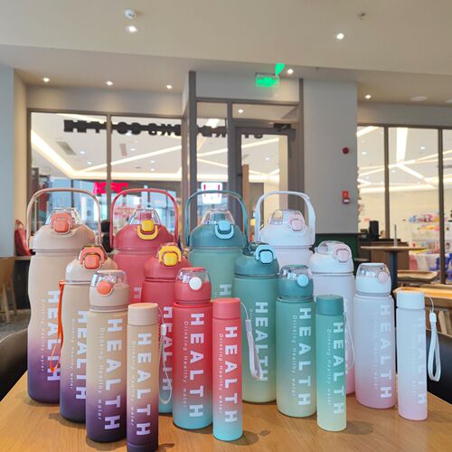 Four-piece set of gradient color water cups, large-capacity gym sports water bottles, straw plastic cups, wholesale from South America market