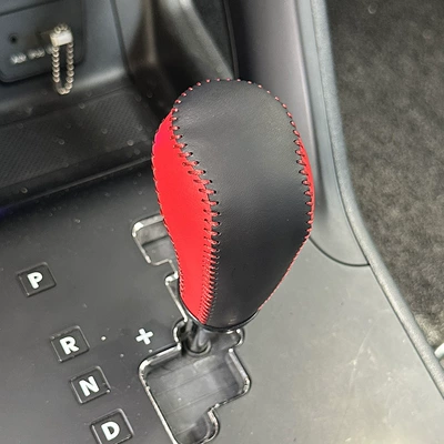 cover, gear shift cover, and gear – Sürətlər qutusu və əl tormozu başlıqları - gear-shift-knob-cover-black-leather-with-red-stitching