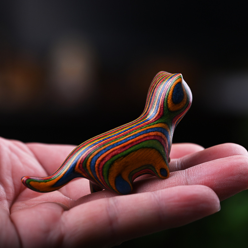 虹の木の彫刻のかわいい猫の手の件の虹の首をかしげる子猫のミニのデスクトップの置物の工芸品の家庭のアイデア|undefined