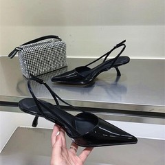 巨大で優しくて美しいですサトイモの紫の先のハイヒールのサンダルの女性の大衆の気質の名媛の細いと包頭の後の空の靴
