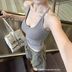 グレーのギャルのキャミソールの女性は首を掛けて副乳を遮ります。