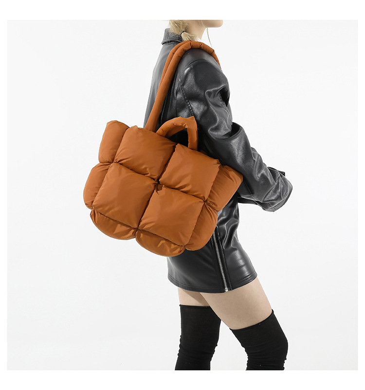 Neue Daunentasche, Baumwollkleidung, Damentasche, einfache, mit Baumwolle gefüllte Weltraumtasche, Einkaufstasche, weiche, karierte tragbare Umhängetasche_voghion.com