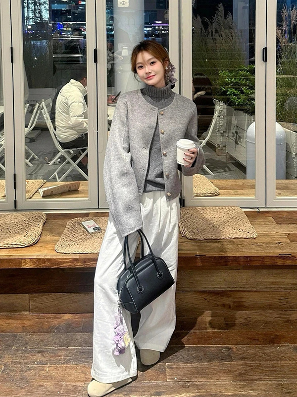 グレーの短い毛は、女性の秋冬の高級感が小さい背の高い襟のセーターの白いワイドパンツの3点セットです。|undefined