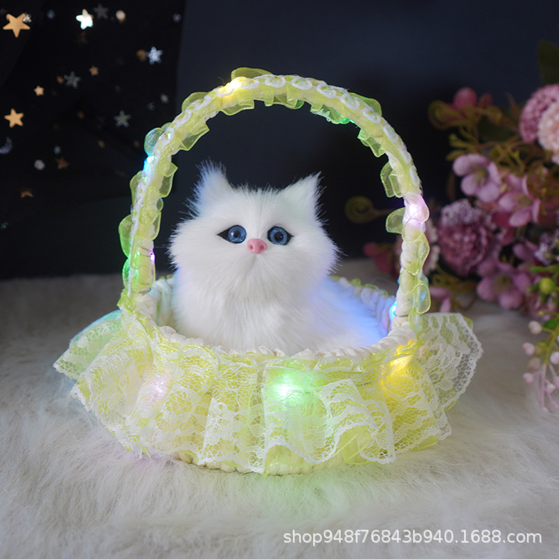 빛나는 바구니 (녹색) 는 작은 흰색 고양이라고 부릅니다.