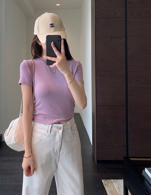 巨洋気の短いタイプ ~ スタイルがよくて、やせている上着の純色の半袖tシャツを着ています。|undefined