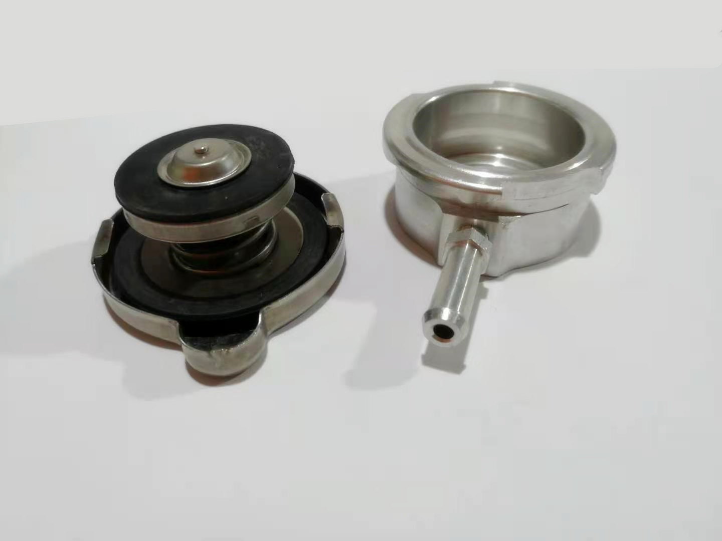 Metal Id 41mm Large Water Inlet with Water Tank Cover, Universal Radiator Cap, Anti-Spill Coolant, Highly Adaptable