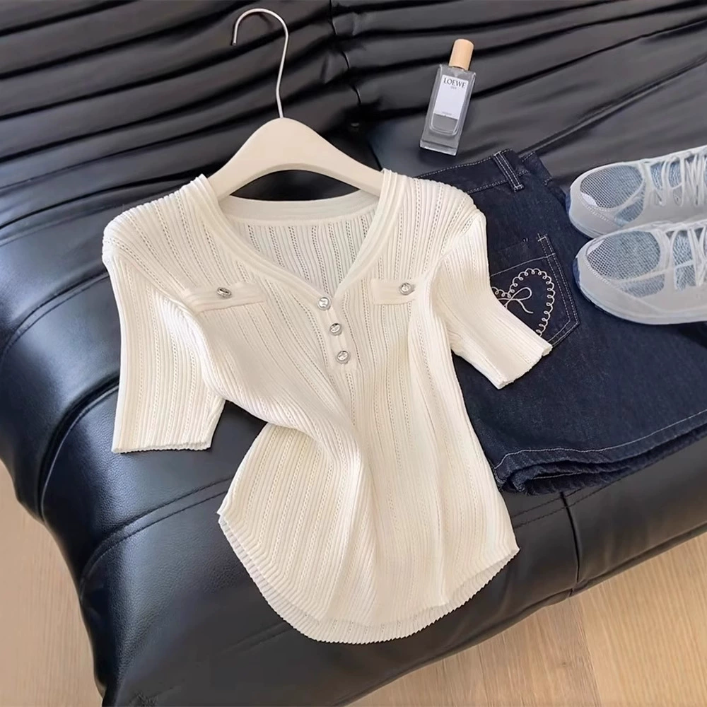 2025 Женская трикотажная футболка с v-образным вырезом в светском стиле, новый уникальный летний трикотажный топ из ледяного шелка с затягиванием талии.