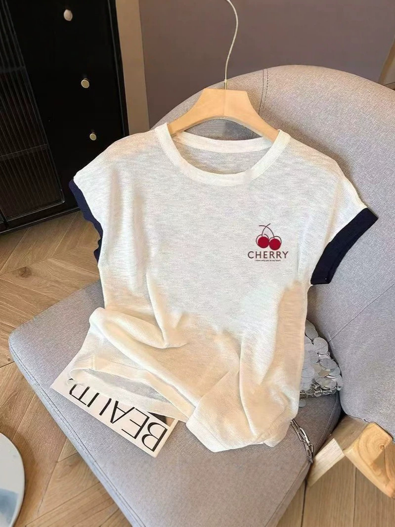 Áo thun nữ cổ tròn rộng, in họa tiết hoa ngọt ngào, chất liệu mỏng nhẹ, form rộng suông — màu trắng