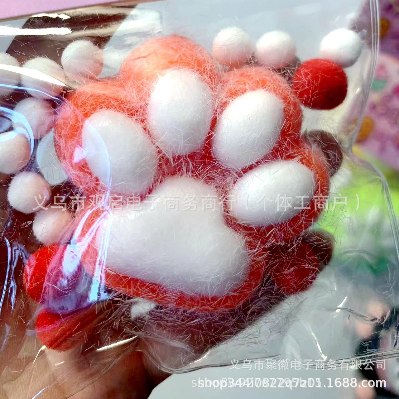 주황색 봉제 고양이 발