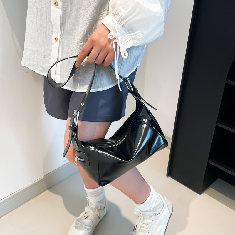 Bolso de diseño de nicho para mujeres 2025, nuevo bolso de hombro universal de verano, bolso de palo casual de aire extranjero, bolso de brazo extranjero