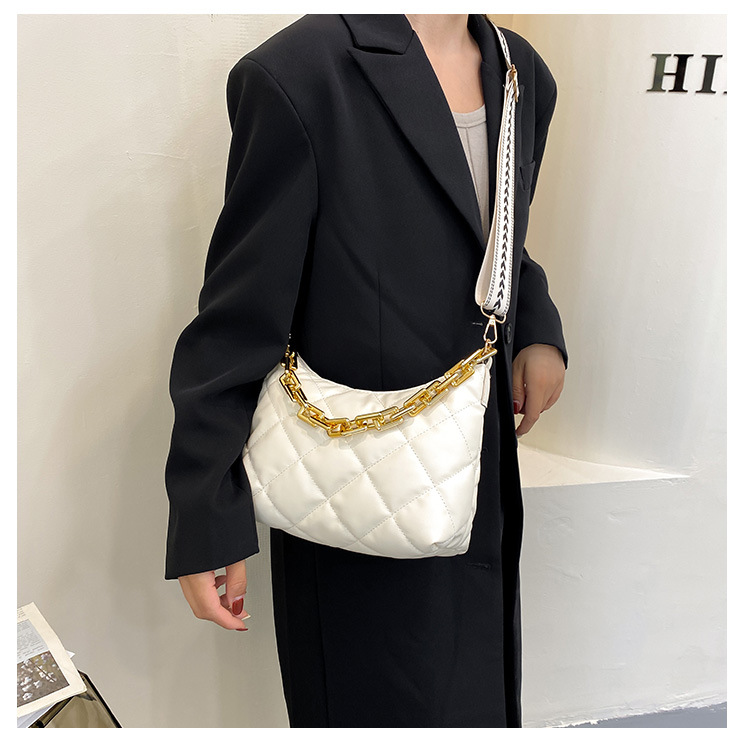 This Year's Popular Small Bag Women's Bag 2022 New Fashion Rhombic Western Style Messenger Bag Internet Celebrity Solid Color Chain Bag display picture 11