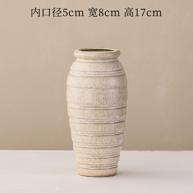 陶磁器の花瓶の水培花は寂しい風があります。