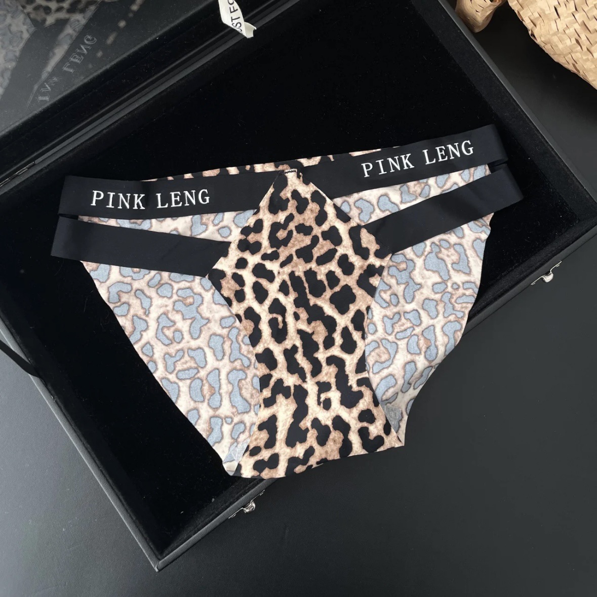 Nubes alegres ~ Calzoncillos de mujer sexy pura sin costuras de seda de hielo americano