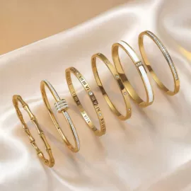 项链;耳环;手镯