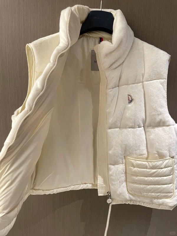 高版本蒙家25秋冬新款徽章毛绒绒羽绒立领马甲女士保暖羽绒服背心|undefined