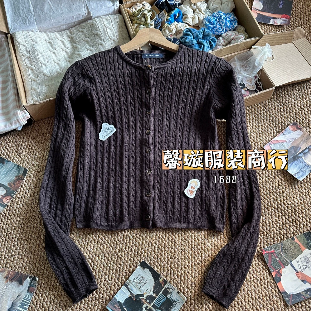 Кардиган-свитер, slim fit, белый пин с косичкой/косой детали, один размер, изделие из вязаного узором трикотажа