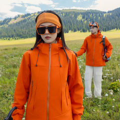 凱楽石の同タイプの突撃服は男女三合一の防風防止水をかけて登山服を隠して保温コートを厚くします。