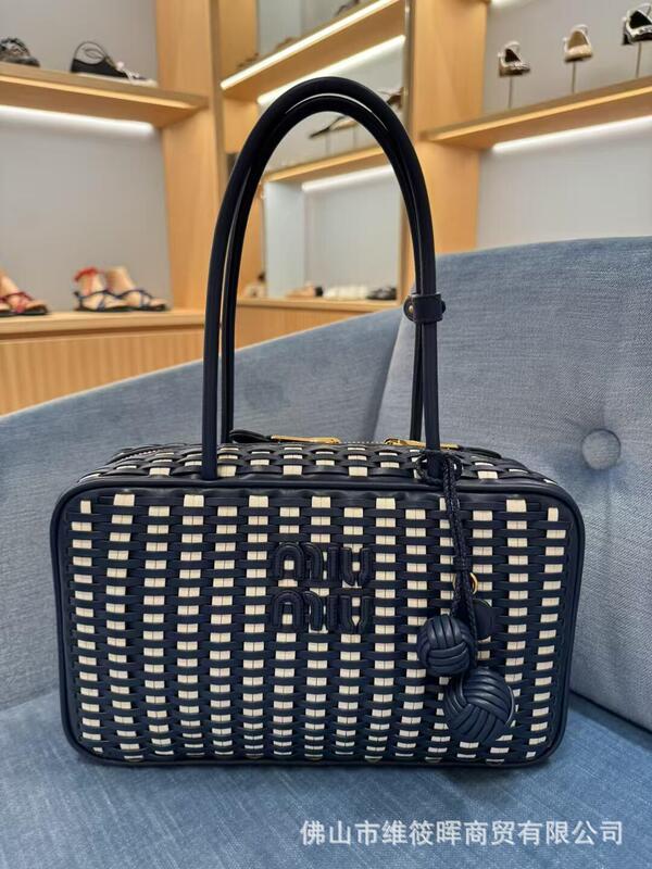 2025miu 新しいバッグ織りデザインショルダーバッグ手持ちコントラストカラーファッションハイエンドカジュアルブリーフミュウガール|undefined