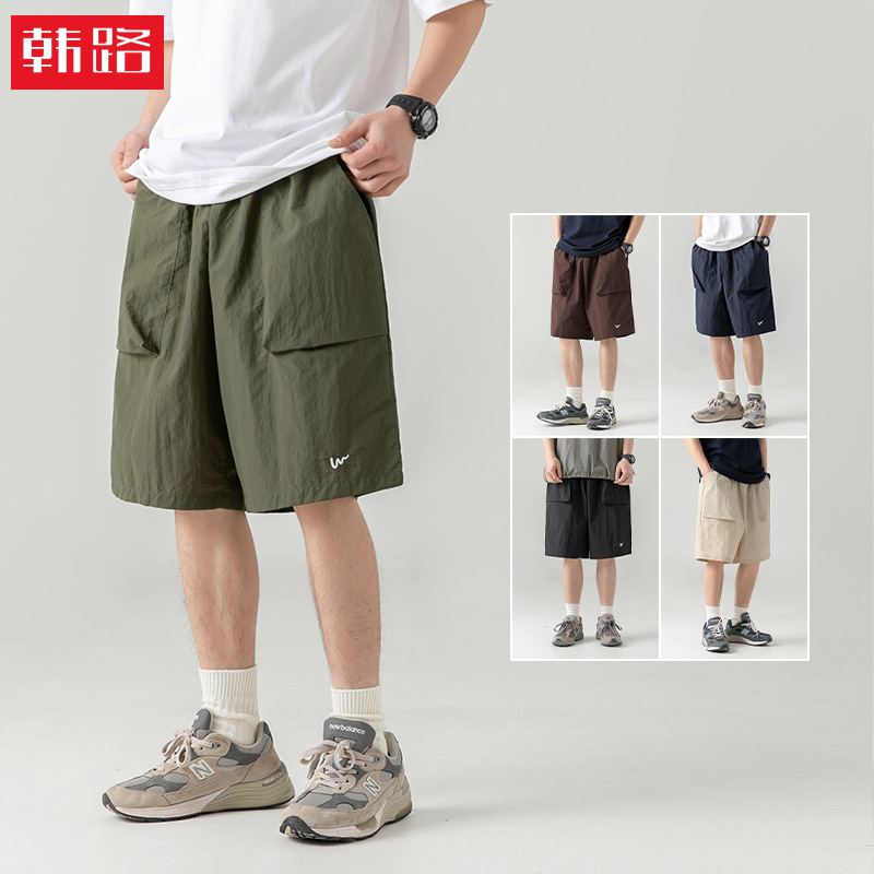 Ropa de hombre de estilo coreano y japonés, pantalones cortos cargo holgados con bolsillos grandes, pantalones cortos casuales bordados de marca de moda estilo veraniego.