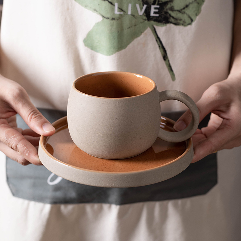 Taza y platillo de café Chaozhou, estilo vintage, cerámica rústica, personalidad creativa transfronteriza de Oriente Medio, cerámica simple para latte art, textura arenosa, acabado mate pequeño.