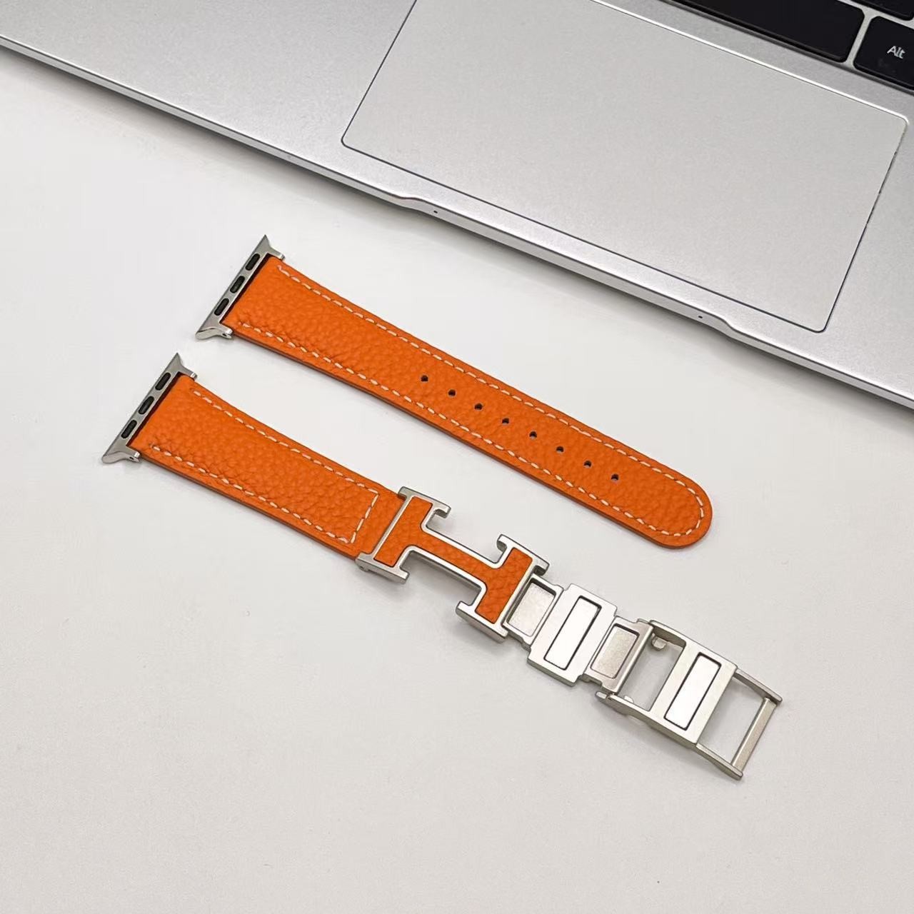 Suitable for Apple S11, genuine leather with a lychee pattern, H-shaped buckle, iWatch S5, S6, S9, S8, S7, magnetic folding buckle, S10, fashionable watch strap