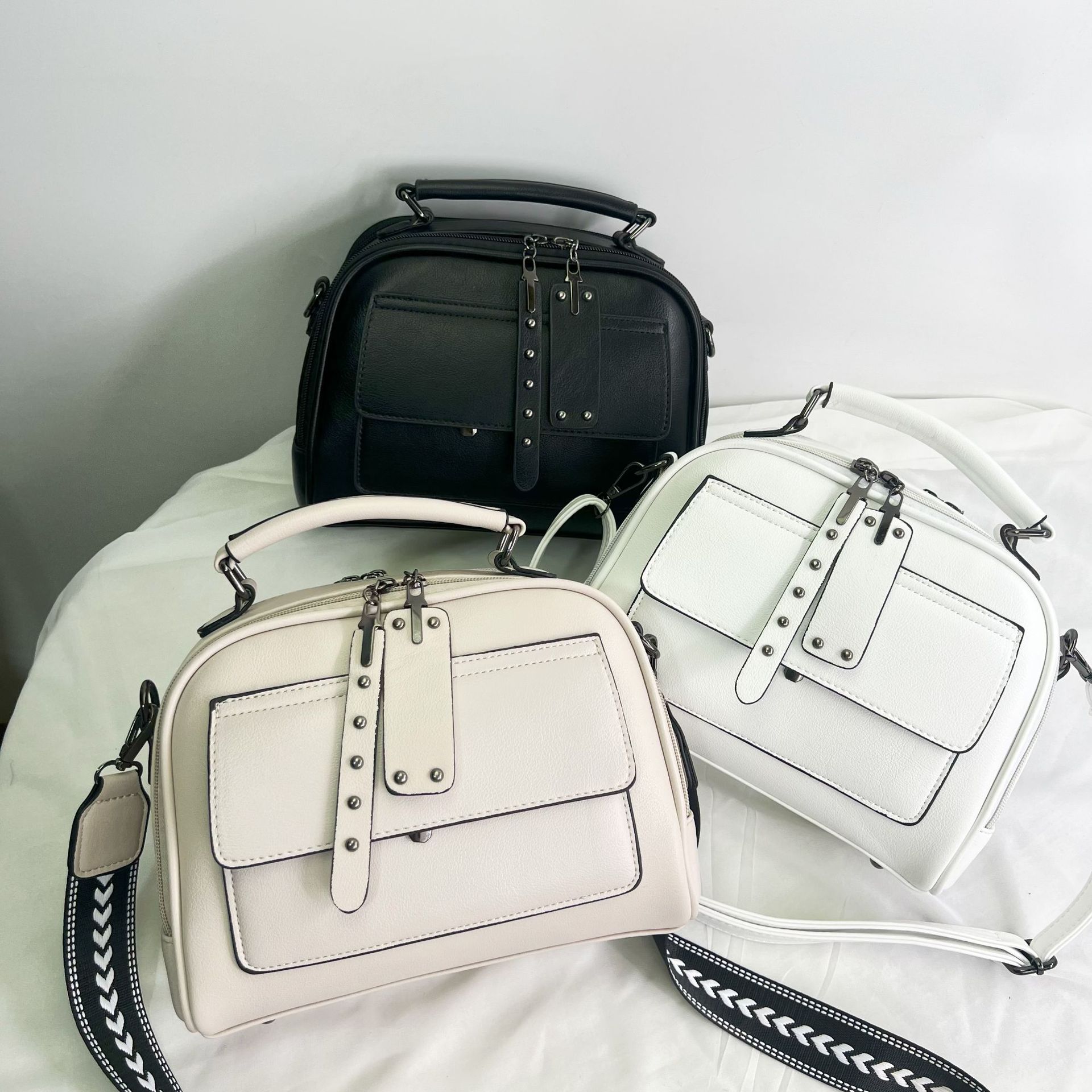 637g Weight Nylon Lining Material Zipper Closure Type Single Shoulder Strap Strap Type Saddle Bag Bags Type Street Occasion Pu Leather Material Solid Color Pattern All Seasons Season Women's Gender Classic Style Style Square Shape Medium Size Women's Medium Pu Leather Solid Color Classic Style Square Zipper Saddle Bag 无