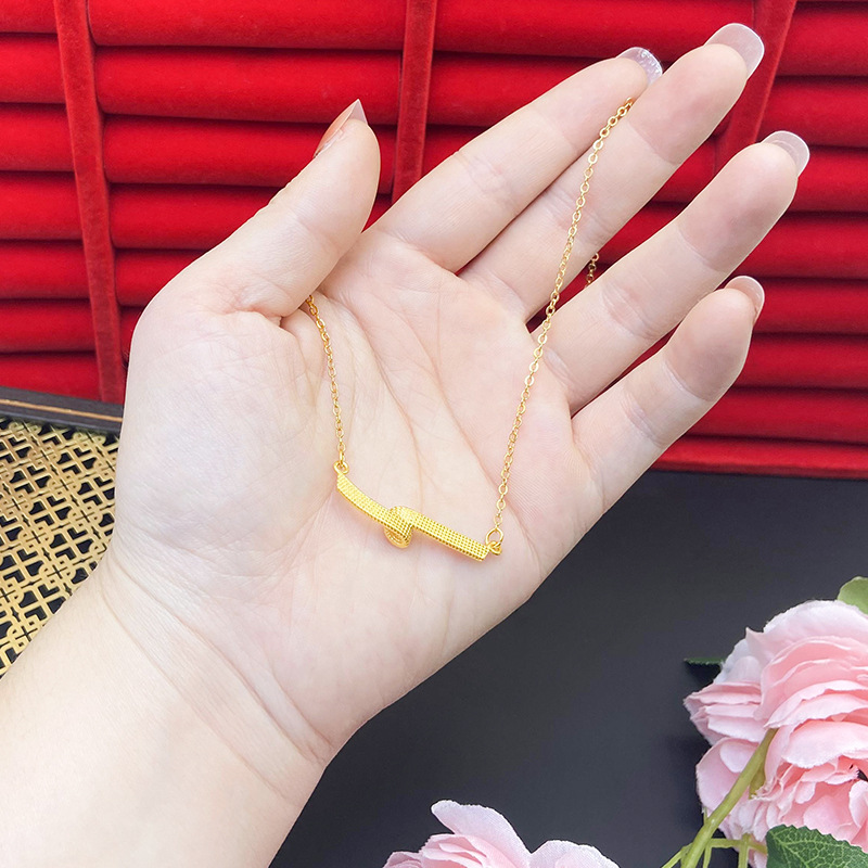 Nuevo collar de diseño de nicho que no se desvanece la luz de lujo de la cinta de la joyería de estilo popular cadena de clavícula chica todo partido