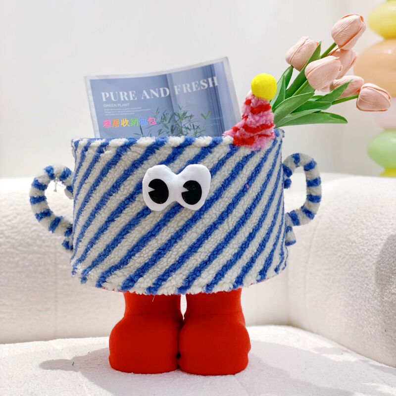 小怪獣は子羊の毛の綿の紐を収納してかごを整理します。|undefined